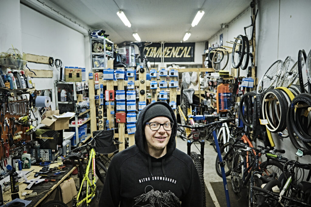 Mikko Järvelä i sin cykelverkstad. Foto: Iiro Kerkelä.